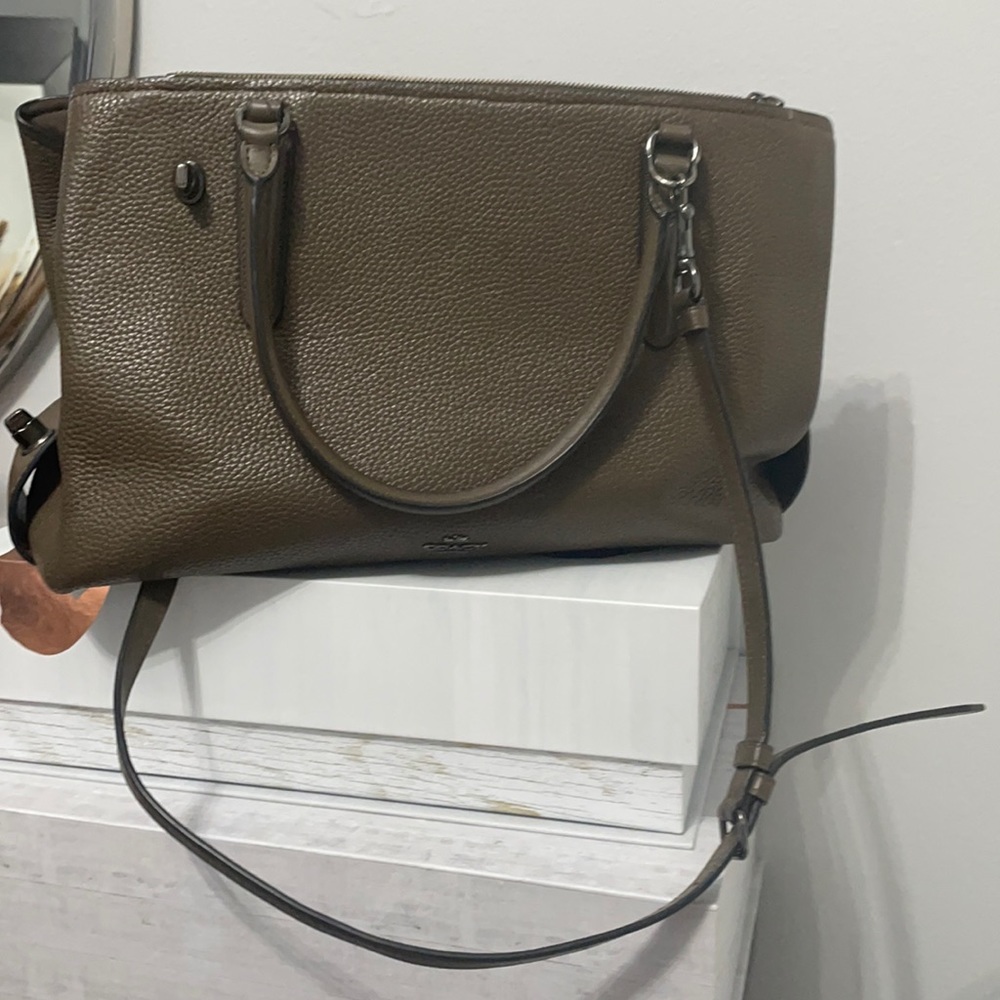 COACH DESIGNER BAG w/ turn in lock detailing